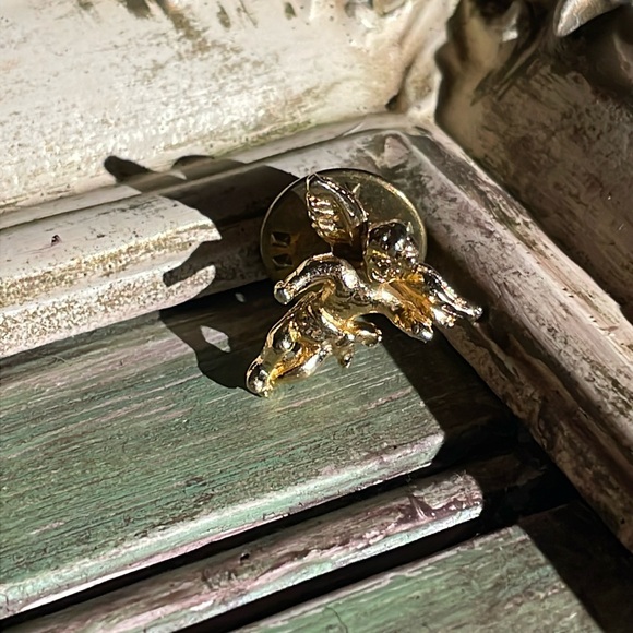 Angel pin - Picture 1 of 2